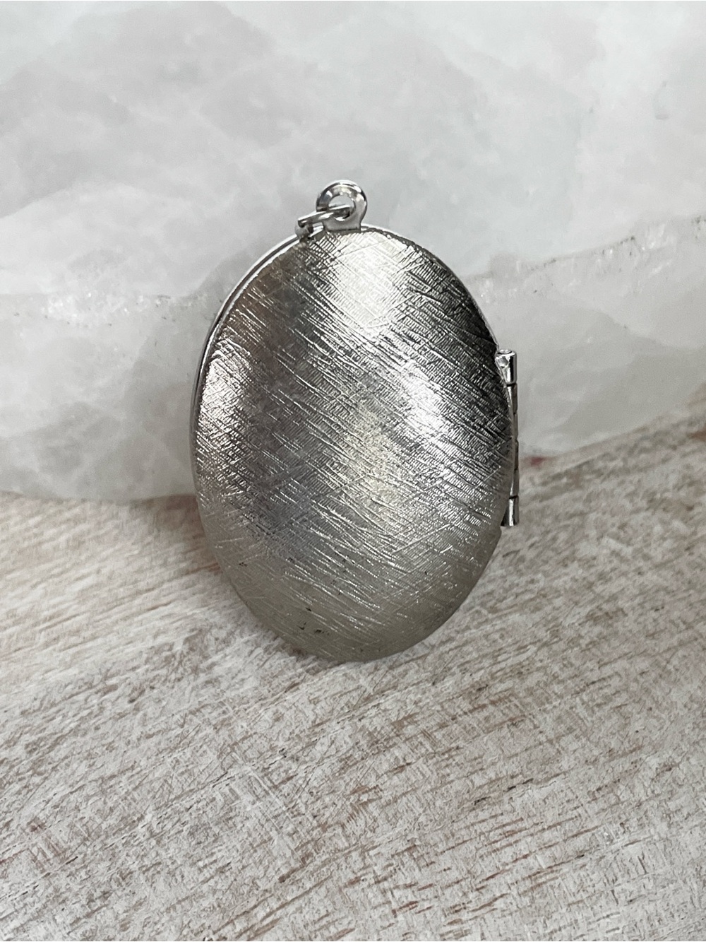 Vintage Oval Poppy Floral Etched Silver Tone Embossed Locket Pendant - Picture 4 of 4